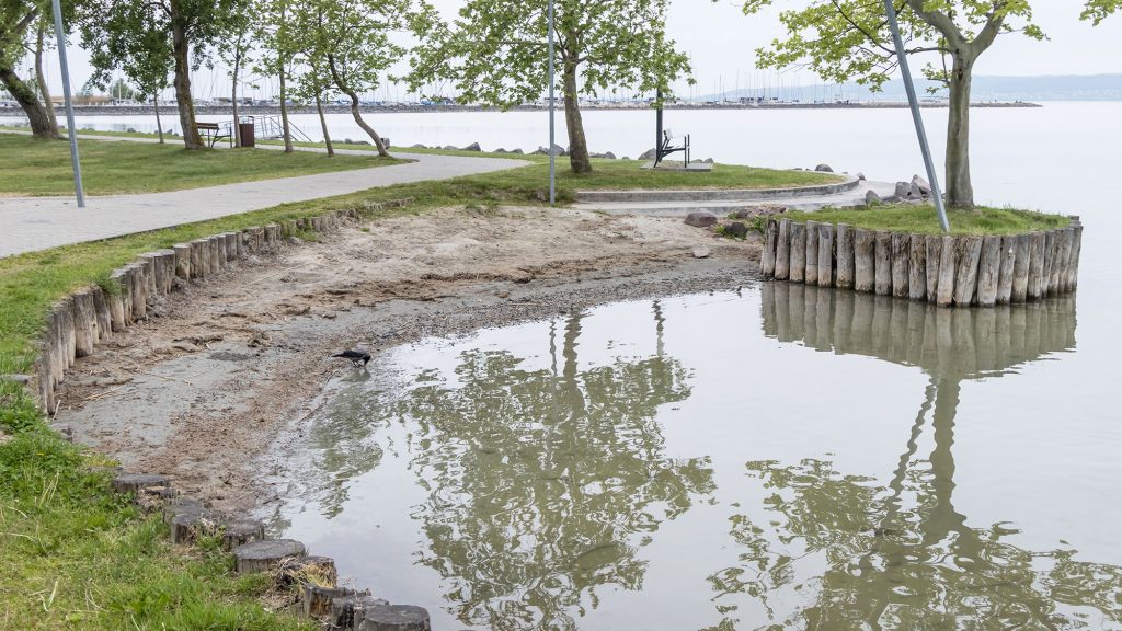 Elképesztő mennyiségű víz hiányzik a Balatonból és a Velencei-tóból
