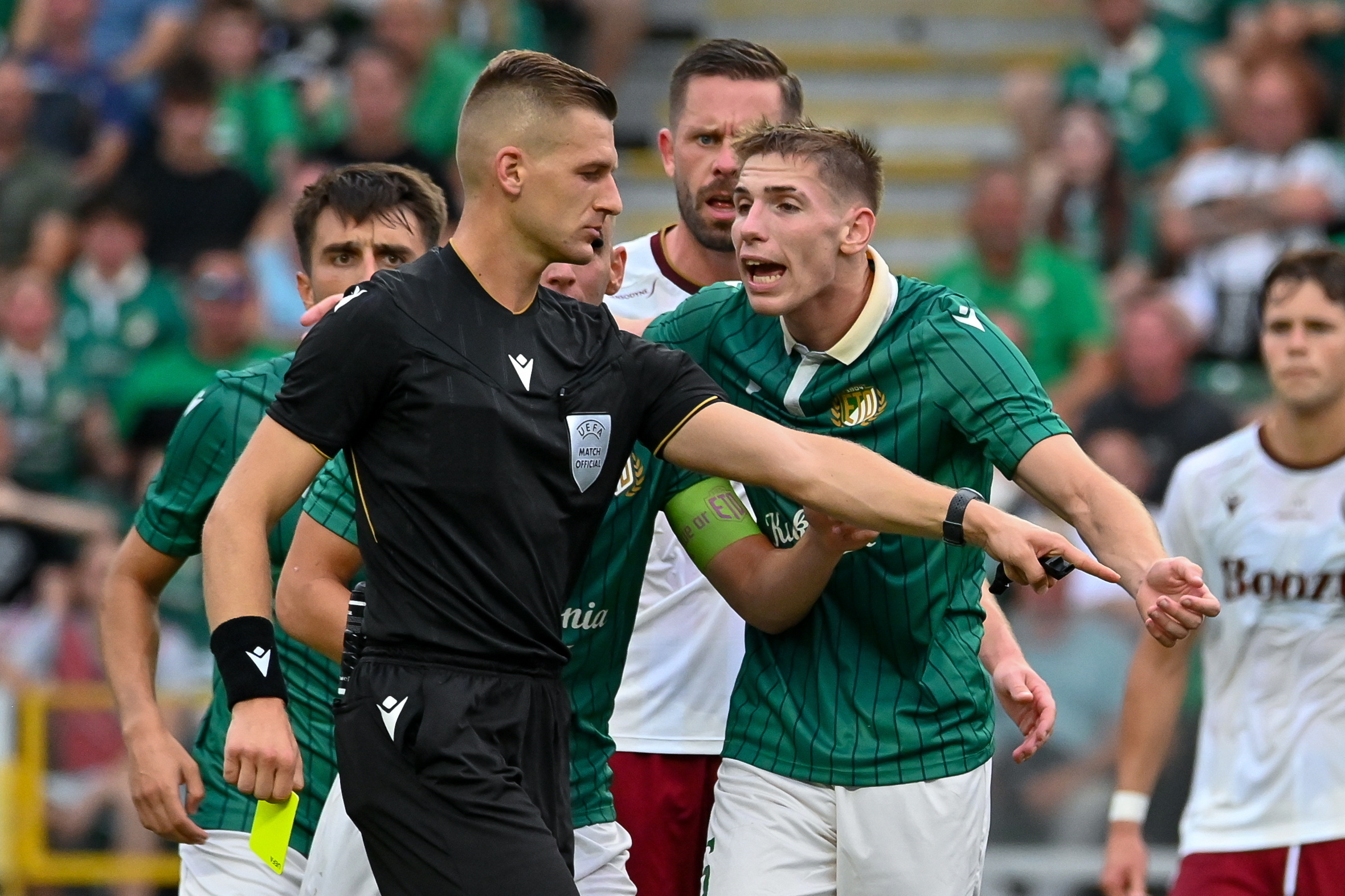 A horvát Mateo Erceg játékvezetõ (k) a labdarúgó Bajnokok Ligája selejtezõjének 1. fordulójában játszott ETO FC - Víkingur Reykjavík visszavágó mérkõzésen.