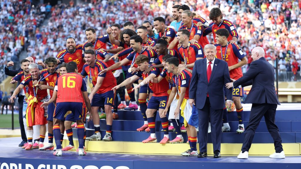 Kellemetlen pillanatok a vb-döntőn: a FIFA-elnök sem tudta elrángatni Trumpot az ünneplő spanyolok mellől