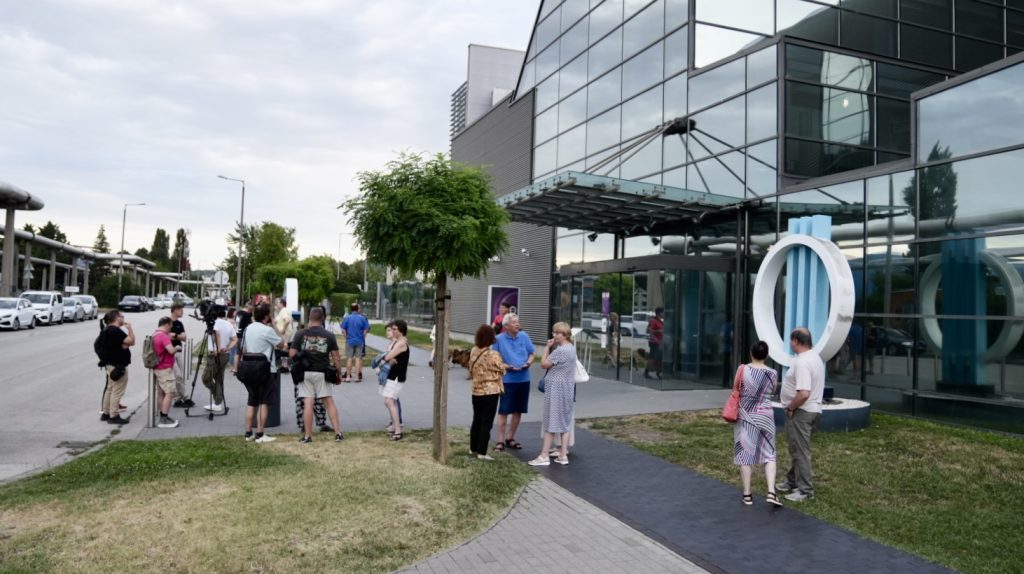 Kéttucatnyi ember tüntetett a közmédia előtt, a Fidesz és a Védvonal szerint visszaéltek a nevükkel