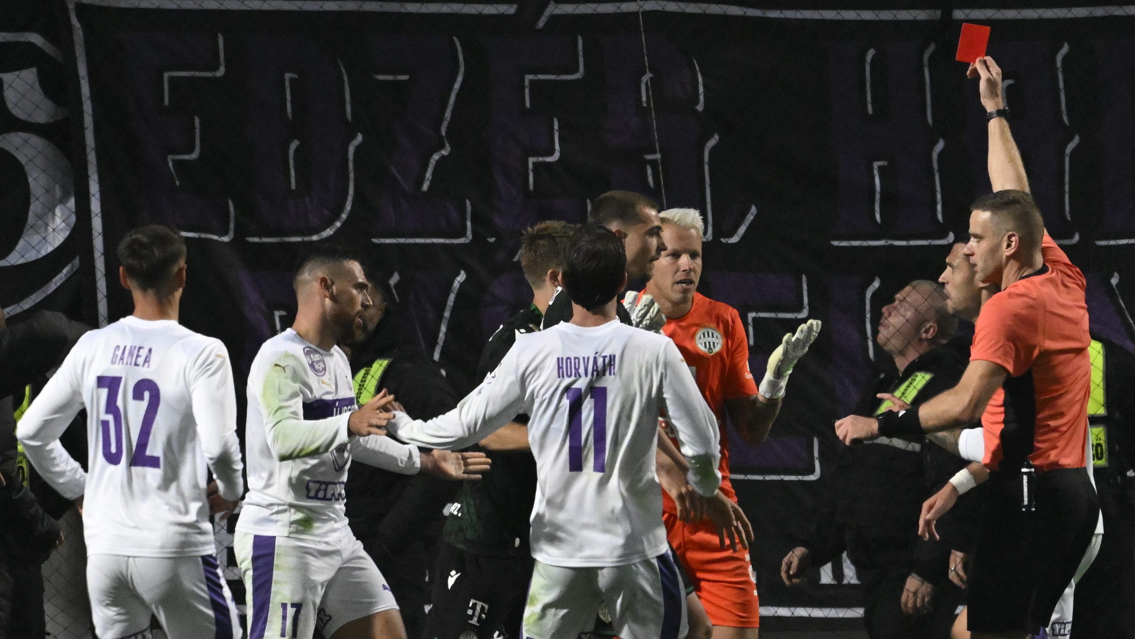 Gróf Dávid piros lapja az októberi derbin.
