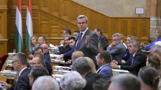 Budapest, 2026. július 28. Takács Péter, a Fidesz képviselõje napirend elõtt felszólal az Országgyûlés plenáris ülésén 2026. július 28-án. MTI/Szigetváry Zsolt