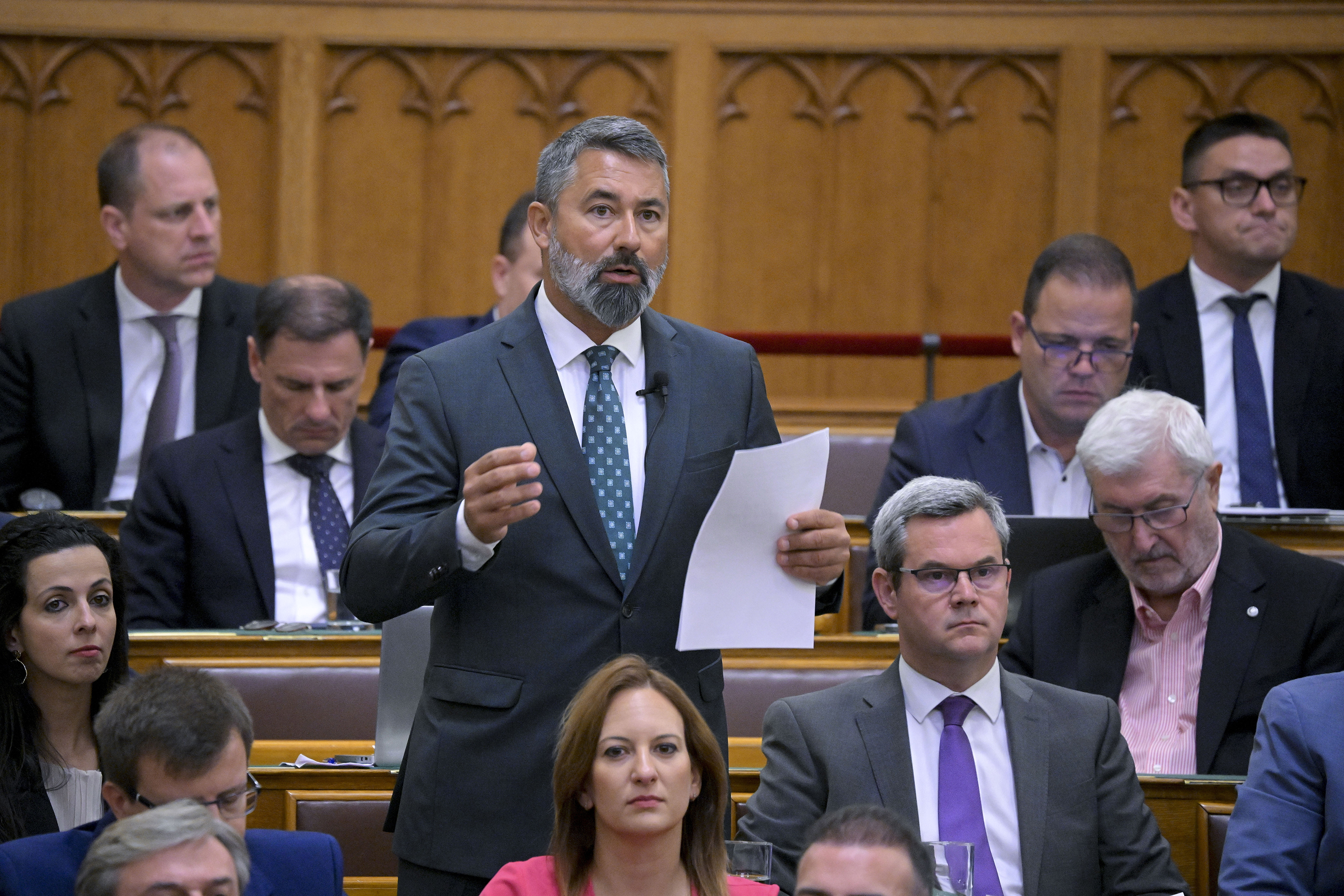 Hidvéghi Balázs, a Fidesz képviselője napirend előtt szólal fel az Országgyűlés rendkívüli ülésén 2026. július 28-án.