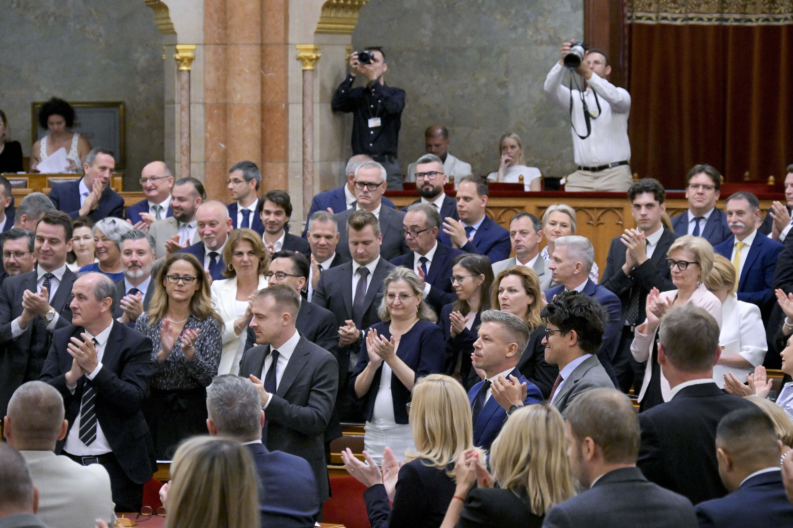 A Tisza Párt képviselői tapsolnak a Nemzeti Vagyonvisszaszerzési és Vagyonvédelmi Hivatal felállításáról szóló törvényjavaslat elfogadásáról szóló szavazás után az Országgyűlés rendkívüli ülésén 2026. július 28-án.