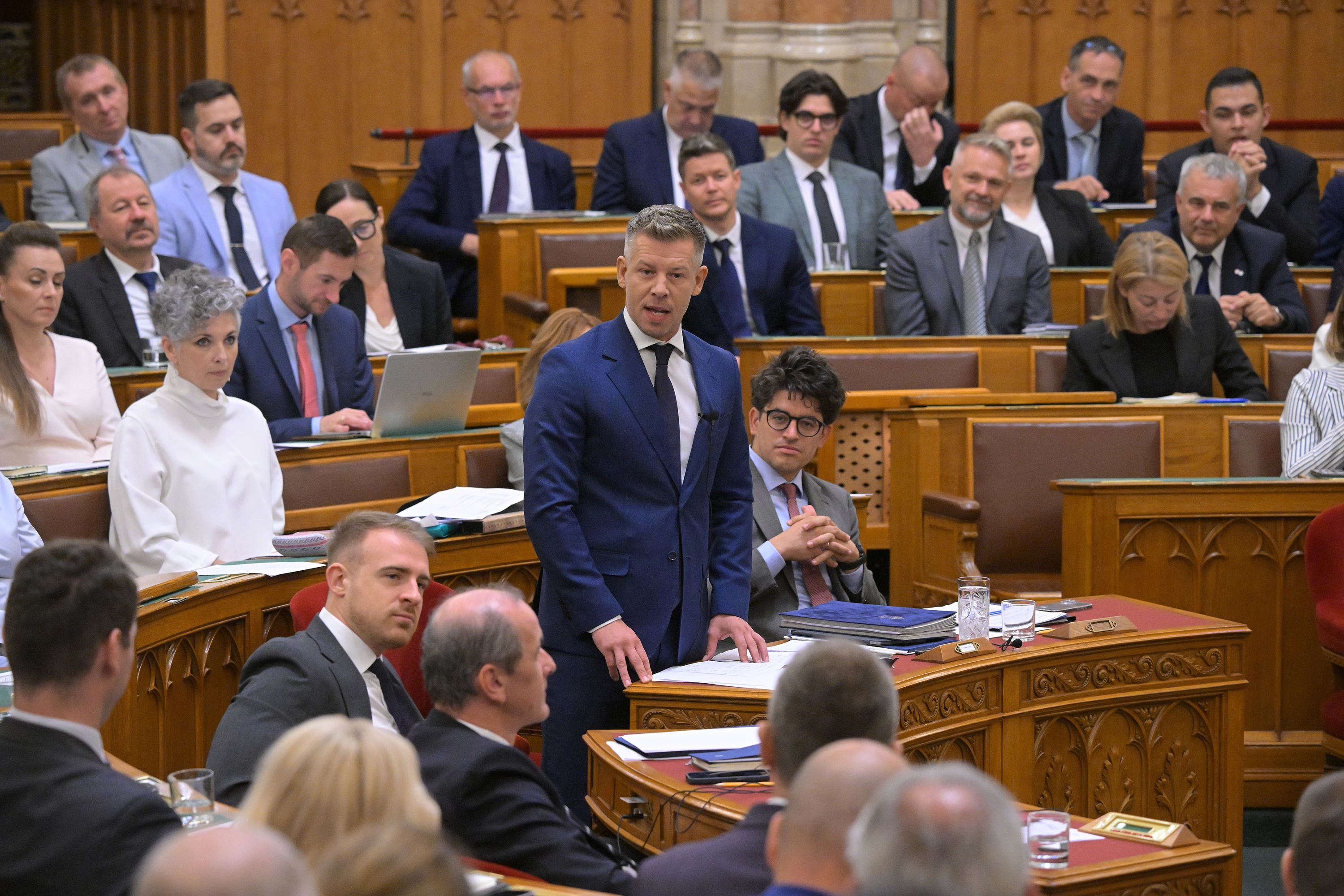 Magyar Péter miniszterelnök napirend előtti felszólalásra válaszol az Országgyűlés rendkívüli ülésén 2026. július 28-án.