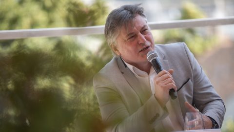 Homonnay Zsolt, a Budavári Palotakoncert rendezője a Budavári Palotakoncert idei tematikáját, különlegességeit és fellépőit ismertető sajtótájékoztatón a budapesti Aranybástya étteremben 2025. június 13-án.