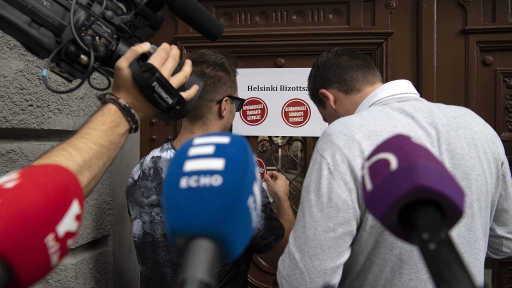 SLAPP: civileket, közéleti influenszereket lehetetlenítettek el ezzel módszerrel a NER-ben, a Tisza mégsem néz a valódi probléma mögé