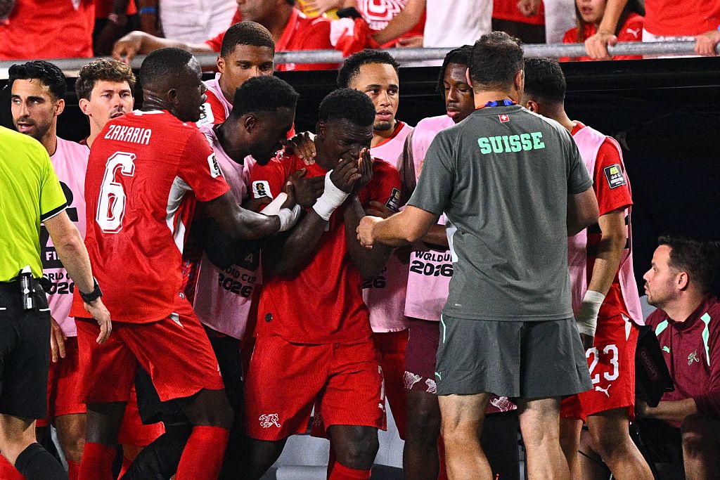 Breel Embolo piros lapja kulcsfontosságú volt, zokogva hagyta el a pályát. 