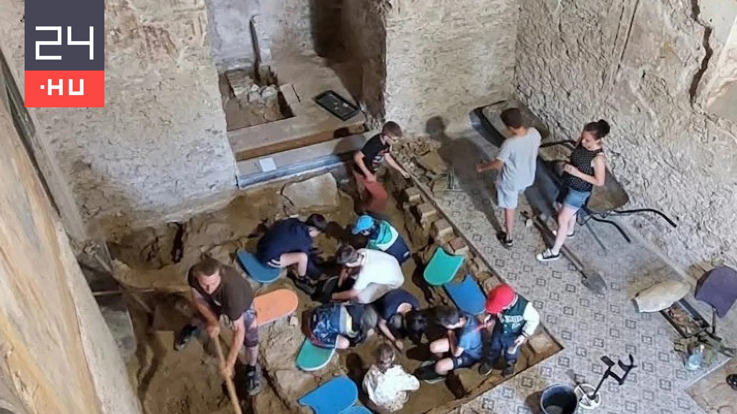 Titkos kriptát fedeztek fel egy keszthelyi kápolnában