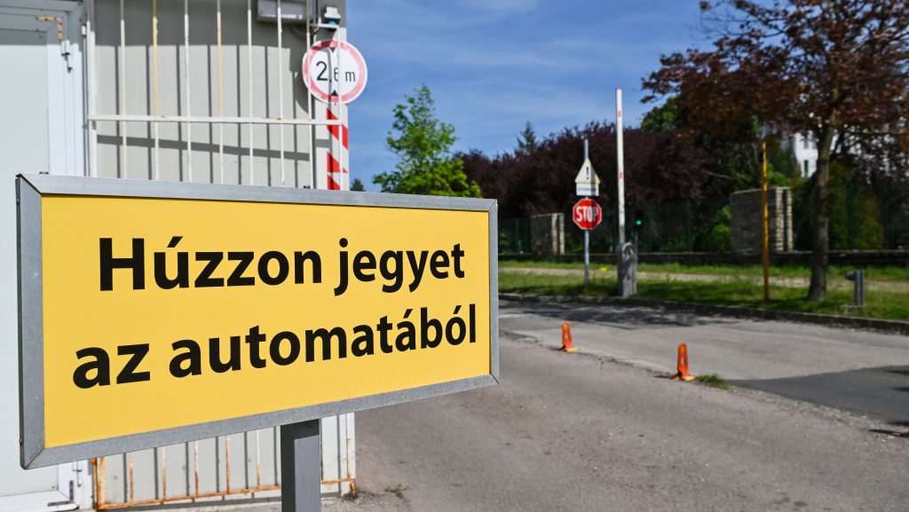 Hankó Balázs elintézte a kampányban, hogy ingyenes legyen a félórás várakozás a kistarcsai kórháznál, majd a választás után drágább lett a parkolás, mint volt