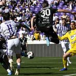 Banai Dávid, az Újpest kapusa (j), mögötte csapattársa, Patrizio Stronati (j2), középen Gruber Zsombor, a Ferencváros játékosa.