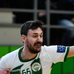 Lékai Máté, az FTC-Green Collect (k), valamint Lukas Urban (j) és Viacheslav Kasatkin, a Tatran Presov játékosai a férfi kézilabda Európa-kupa negyeddöntőjében játszott FTC-Green Collect - Tatran Presov első mérkőzésen a budapesti Elek Gyula Arénában 2024. március 23-án.