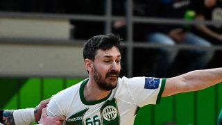 Lékai Máté, az FTC-Green Collect (k), valamint Lukas Urban (j) és Viacheslav Kasatkin, a Tatran Presov játékosai a férfi kézilabda Európa-kupa negyeddöntőjében játszott FTC-Green Collect - Tatran Presov első mérkőzésen a budapesti Elek Gyula Arénában 2024. március 23-án.