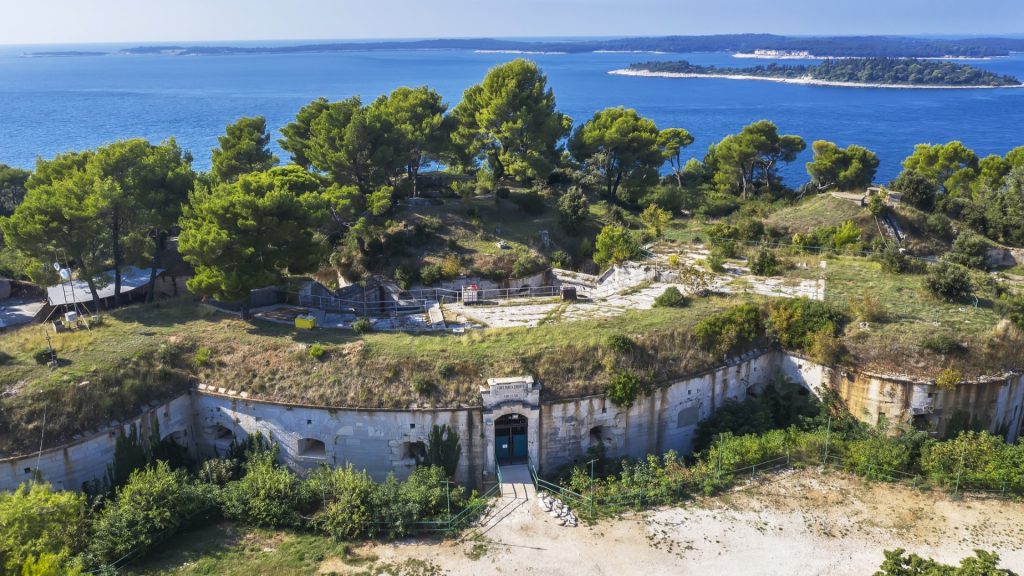 Katonai bunker teteje szakadt be turisták alatt Horvátországban