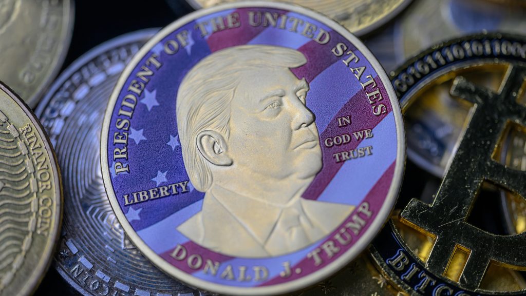 Közel 4 milliárd dollárt buktak a befektetők Donald Trump saját kriptovalutáján