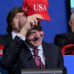 Gianni Infantino egy sapkával, amit az Egyesült Államokban kapott.