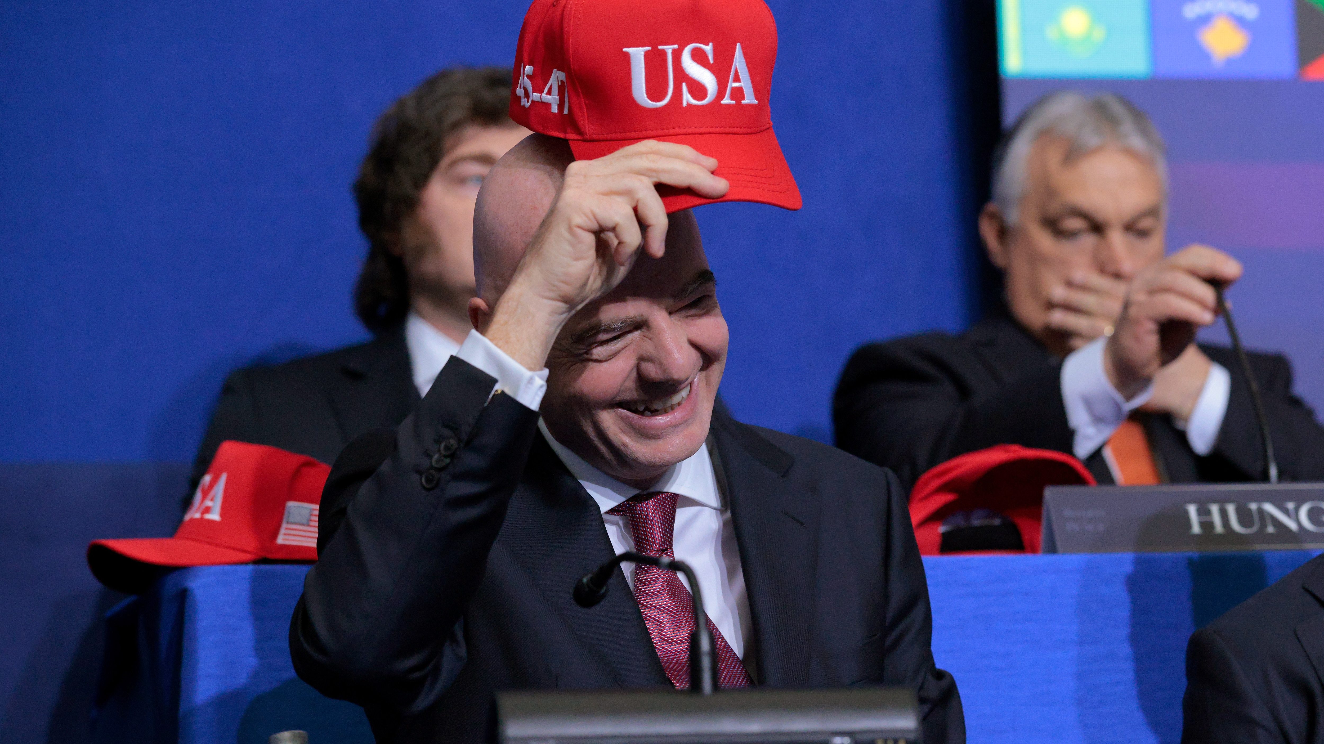 Gianni Infantino egy sapkával, amit az Egyesült Államokban kapott.