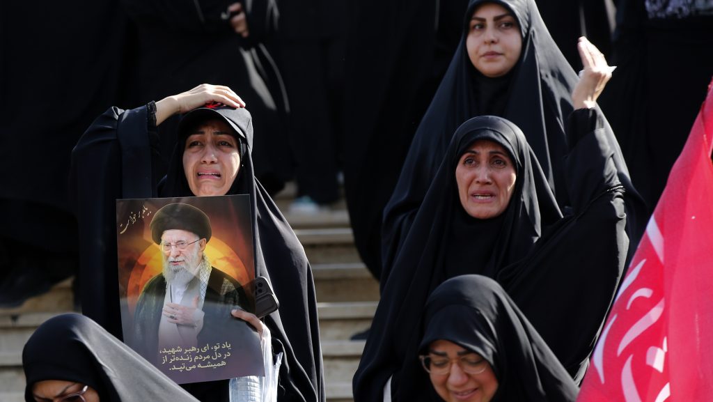 Megkezdődött Ali Hamenei ajatollah gyászszertartása Teheránban