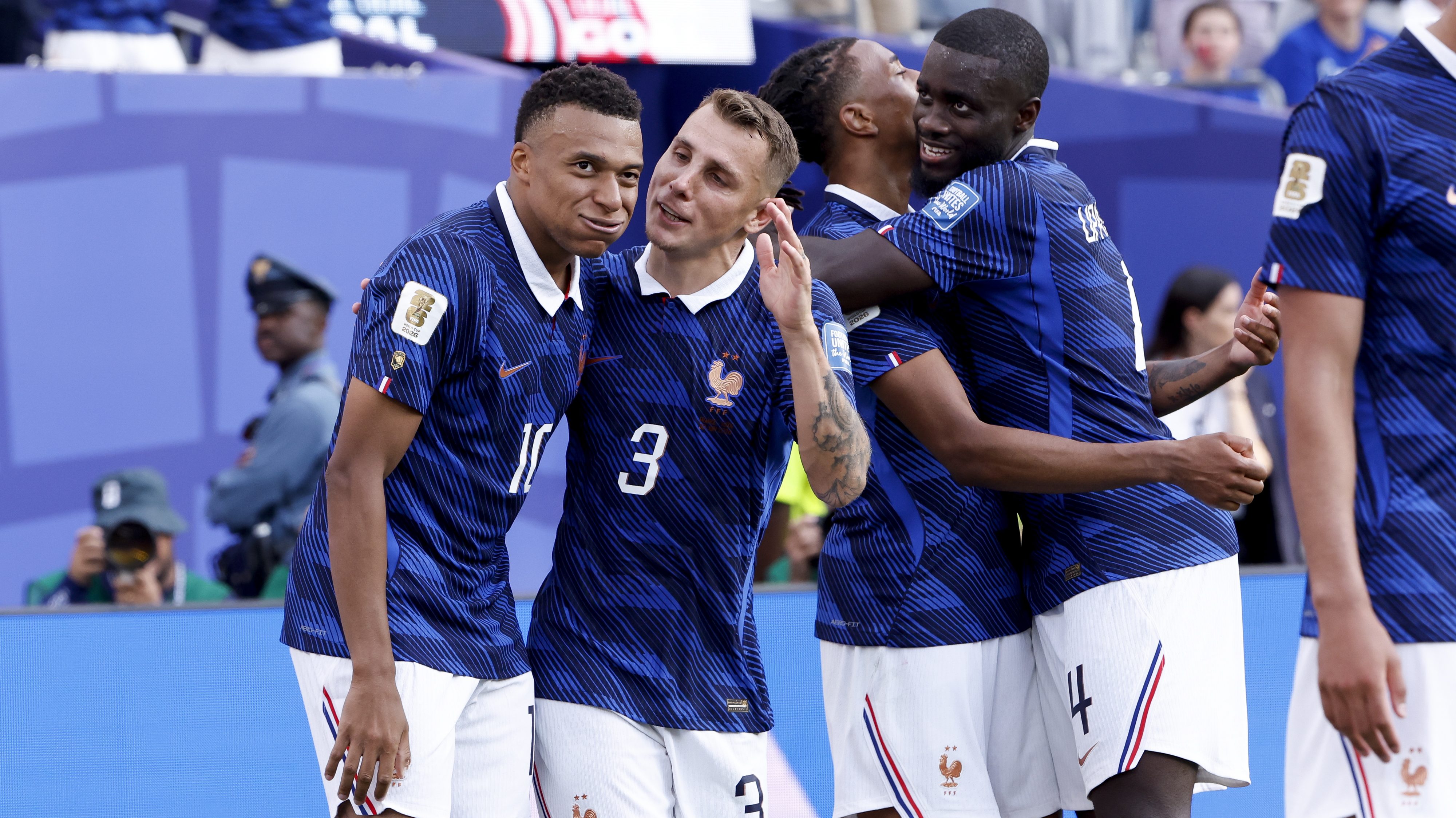 Kylian Mbappe, Lucas Digne , Michael Olise, Dayot Upamecano örül a svédek ellen szerzett gólnak.
