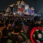 Szurkolói ünneplés Mexikóvárosban a válogatott győzelme után.