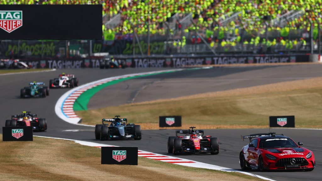 Hamilton beugrott a rajtnál, Verstappen kisodródott, Antonelli autója elromlott – Leclerc nyerte a brit káoszfutamot