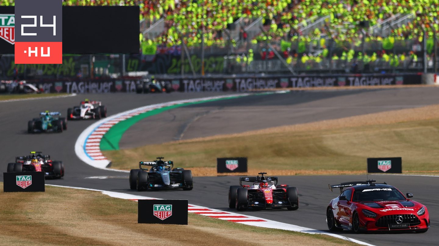 Hamilton beugrott a rajtnál, Verstappen kisodródott, Antonelli autója elromlott – Leclerc nyerte a brit káoszfutamot