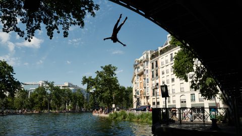 A Canal Saint-Martin Párizsban 2026. július 10-én, a hőhullám idején.