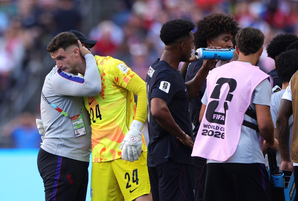 Toni Jimenez kapusedző vigasztalta Matt Freese kapust.
