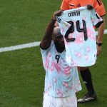 Romelu Lukaku gólörömként feltartotta Amadou Onana mezét.