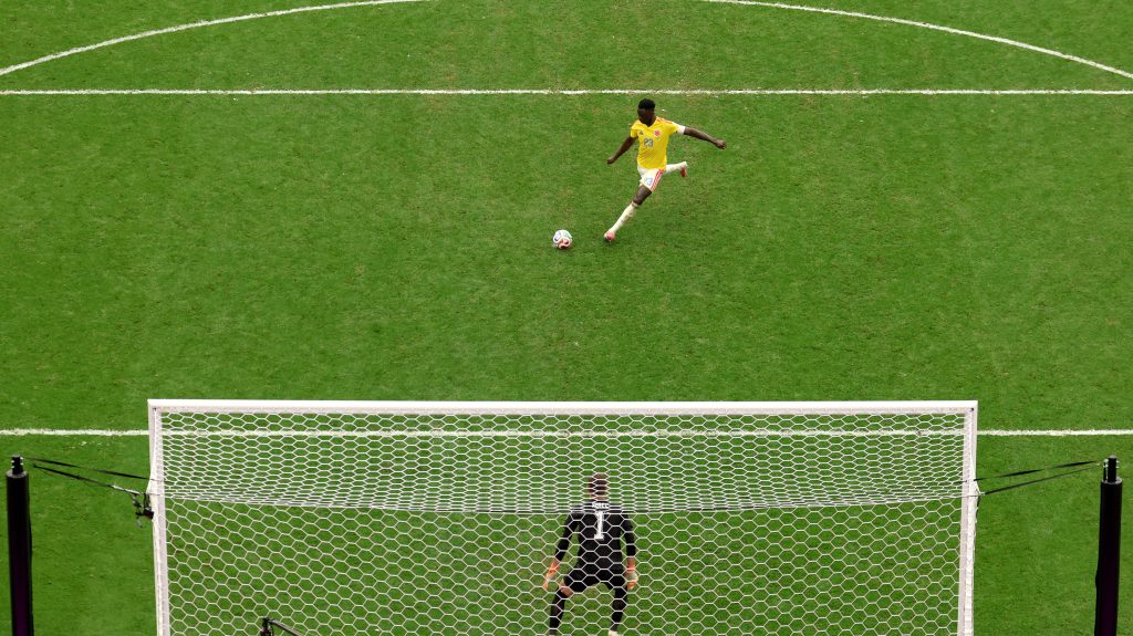 Davinson Sanchez felső lécre bombázta a tizenegyesét.