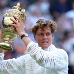 Jannik Sinner a wimbledoni tenisztorna trófeájával.