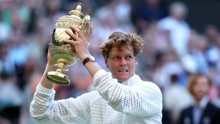 Jannik Sinner a wimbledoni tenisztorna trófeájával.