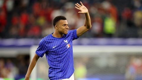 Kylian Mbappé a bemelegítés alatt.