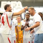Jordan Henderson ráadja Jason Steele-re a világbajnoki bronzérmet.