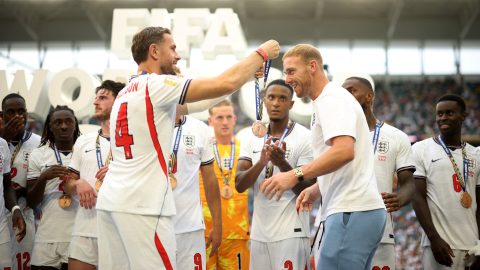 Jordan Henderson ráadja Jason Steele-re a világbajnoki bronzérmet.