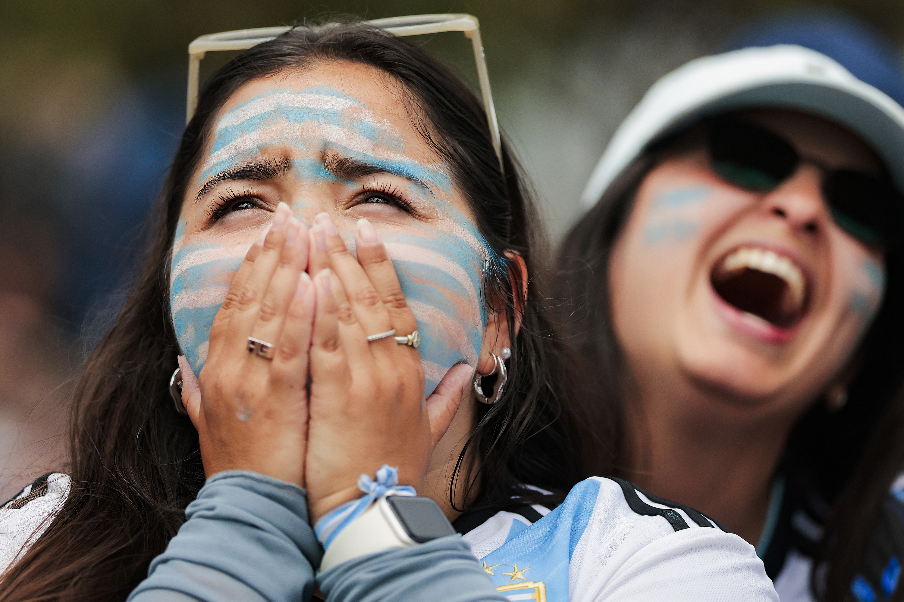 Argentin szurkolók figyelik a mérkőzést Spanyolország és Argentína között, a FIFA világbajnokság döntőjén 2026. július 19-én, San Franciscóban.