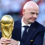 Gianni Infantino a világbajnoki trófea átadásakor.