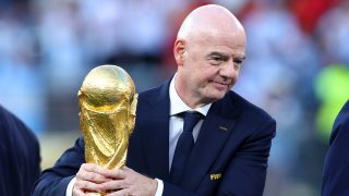 Gianni Infantino a világbajnoki trófea átadásakor.