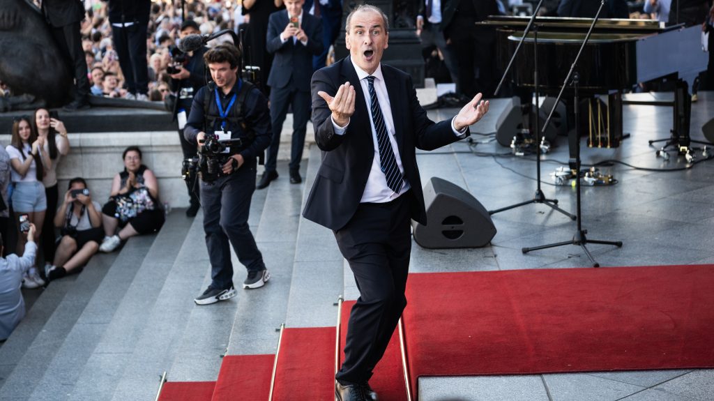 Hegedűs Zsolt örömtánca mozgássérülteket gyógyít drMáriás új festményén