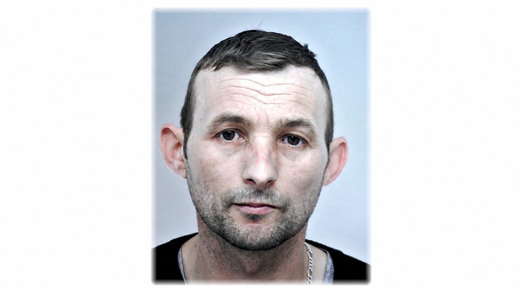 Rendőrt gázolt el igazoltatás közben a körözött férfi, félmilliós nyomravezetői díjat tűztek ki