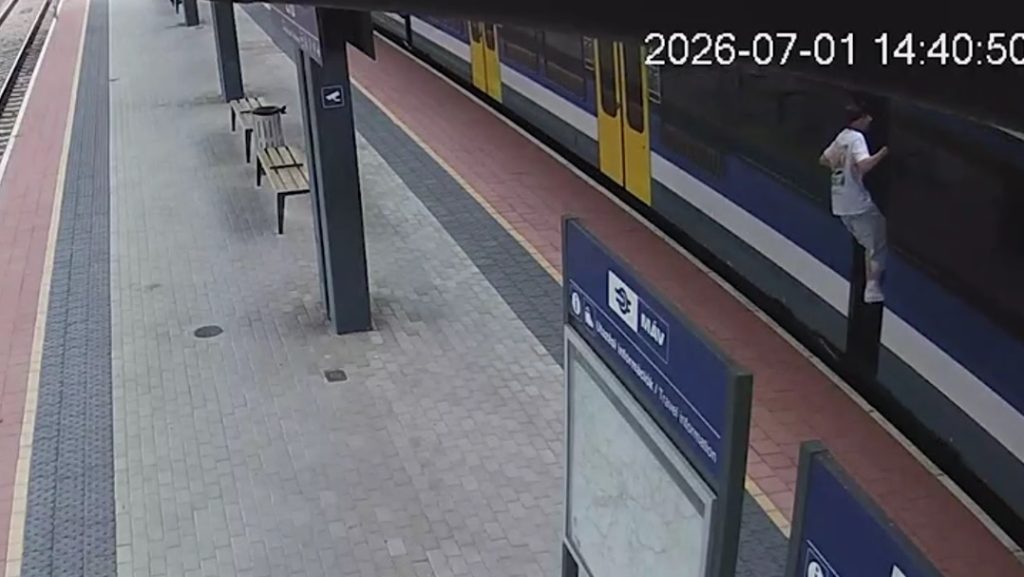Sokkoló videón, ahogy a vonat oldalába kapaszkodva utazik két fiatal