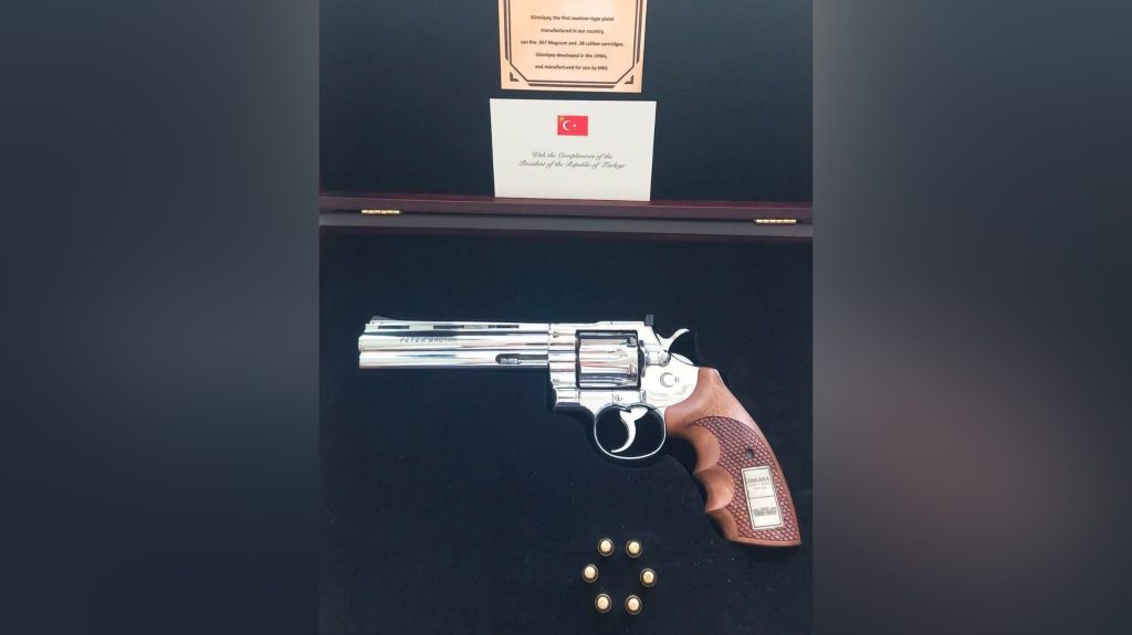 Magyar Péter megmutatta a török elnöktől ajándékba kapott revolverét