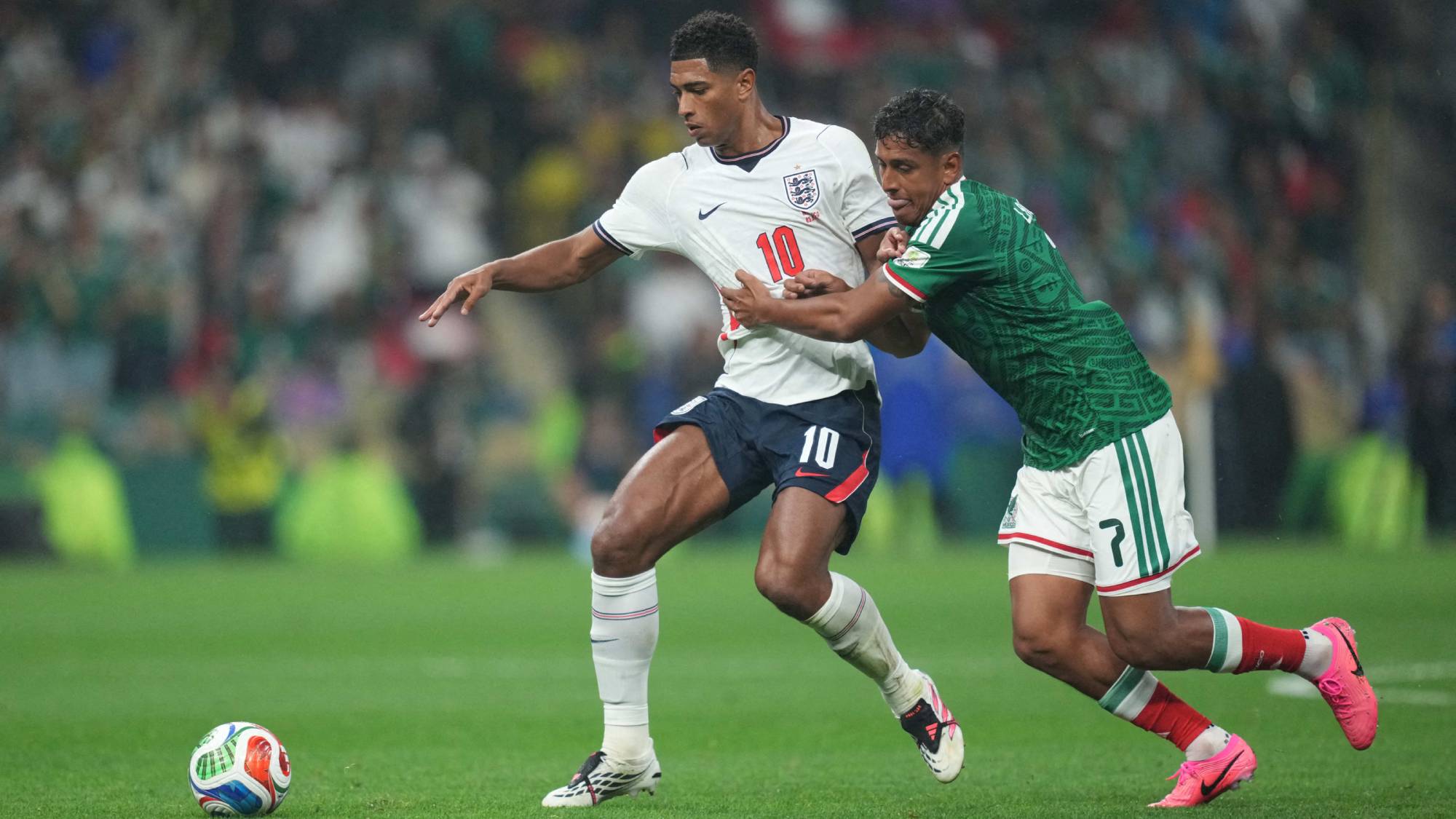 Jude Bellingham (England) and Luis Romo (Mexico) during Round of 16 FIFA World Cup 2026, Mexico and England, Azteca Stadium, Mexico, Mexico on July 05 2026. (Photo by Ulrik Pedersen/NurPhoto)
