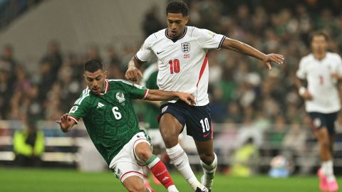 Mexico's midfielder #06 Erik Lira and England's midfielder #10 Jude Bellingham fight for the ball during the 2026 World Cup round of 16 football match between Mexico and England at the Mexico City Stadium in Mexico City on July 5, 2026.