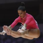 Székes Zója felemáskorláton, a jakartai torna-világbajnokság nõi szerenkénti döntõjében.