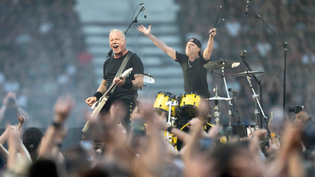 James Hetfield gitáros, énekes (b) és Lars Ulrich dobos a Metallica amerikai heavymetal-zenekar M72 világ körüli turnéjának zürichi koncertjén a Letzigrund Stadionban 2026. május 27-én.