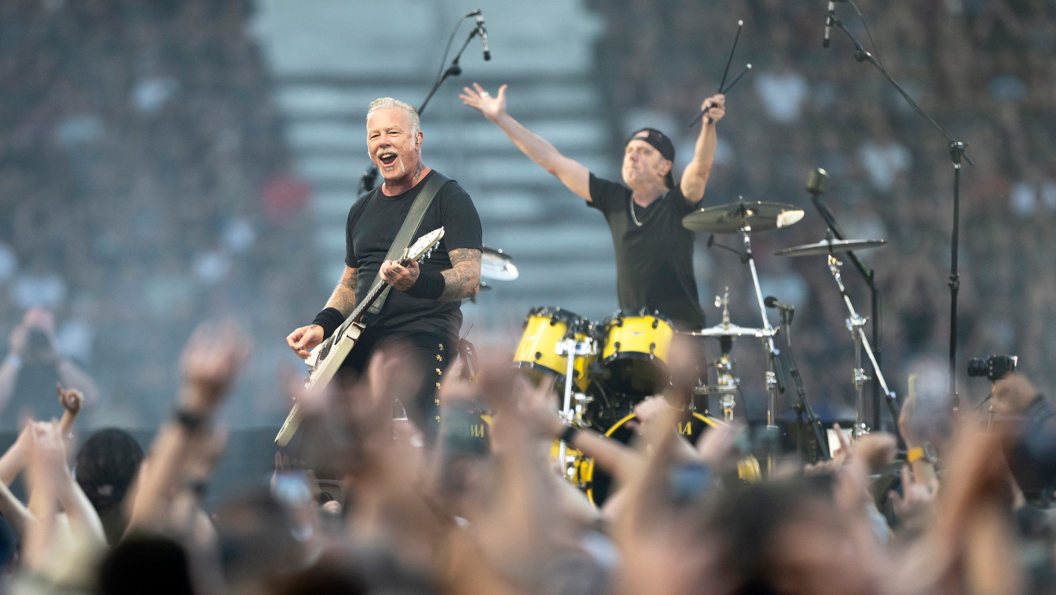 James Hetfield gitáros, énekes (b) és Lars Ulrich dobos a Metallica amerikai heavymetal-zenekar M72 világ körüli turnéjának zürichi koncertjén a Letzigrund Stadionban 2026. május 27-én.
