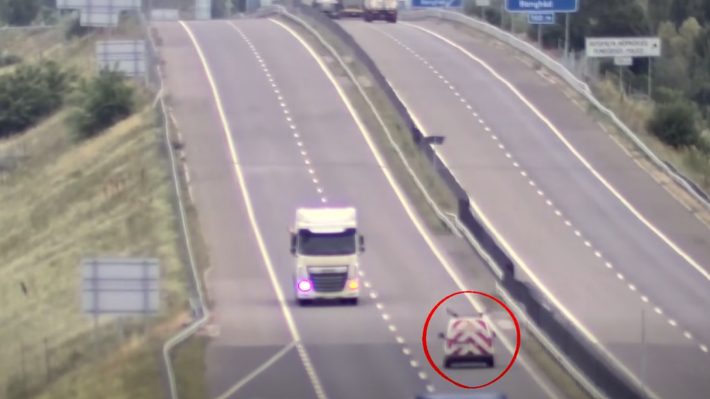 Videó: kilométereken át a forgalommal szemben vezetett egy 69 éves sofőr az autópályán