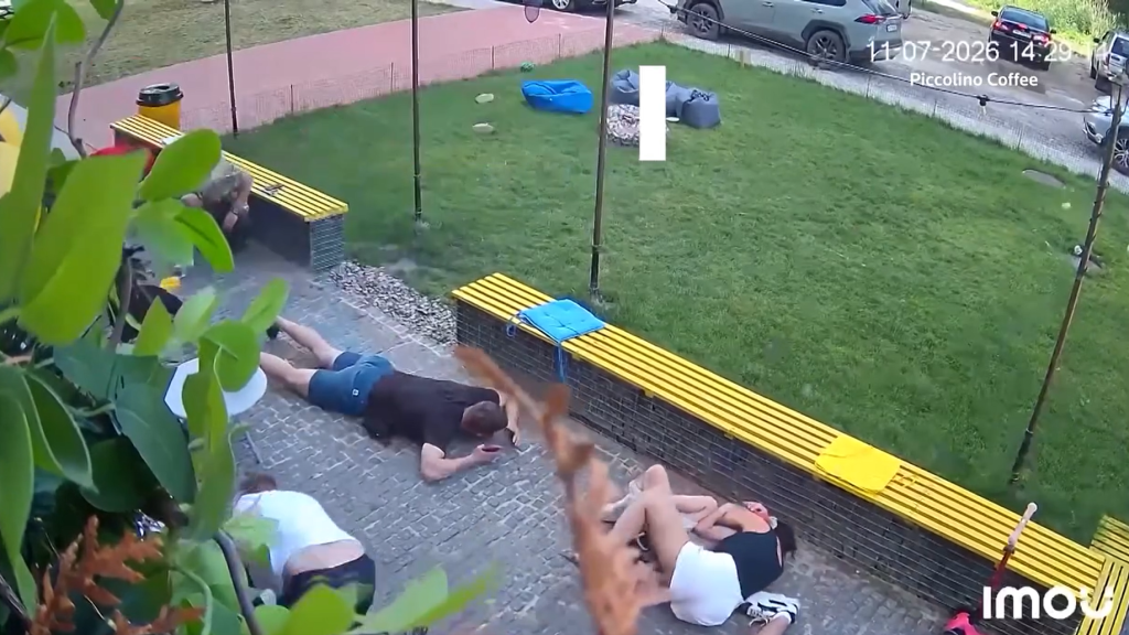 Videó: Kávézó mellett csapódott be egy bomba a kelet-ukrajnai Szumiban