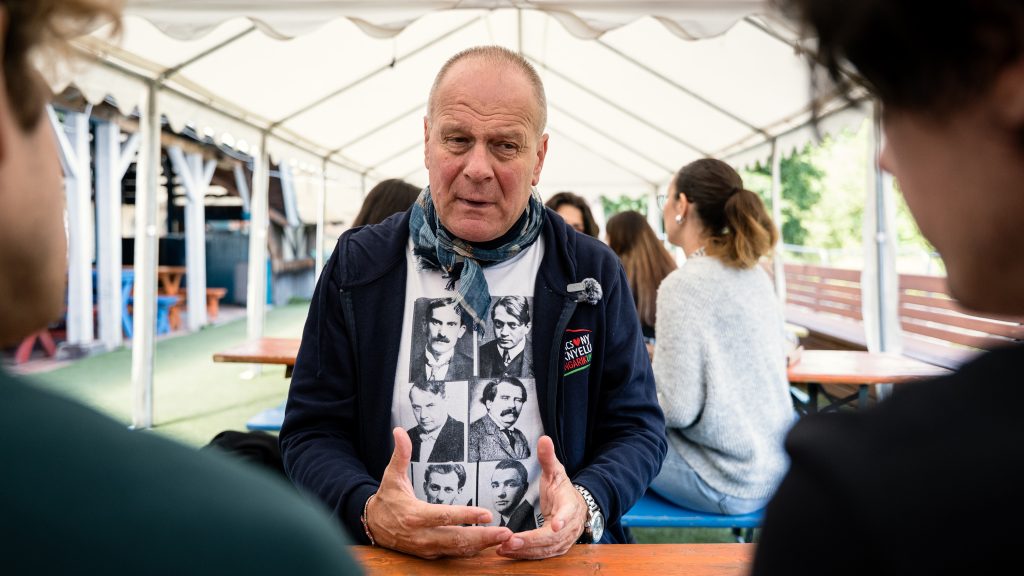 Navracsics Tibor: Olyan a helyzet, mint amikor összedől egy ház, és a lakók keresik, ki élte túl